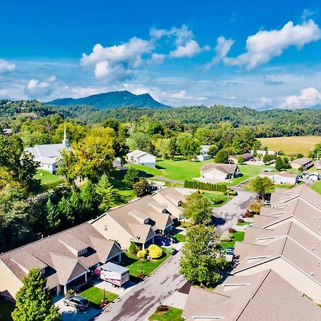 Home With Community Pool - 2 Miles To The Island! Pigeon Forge Exteriör bild
