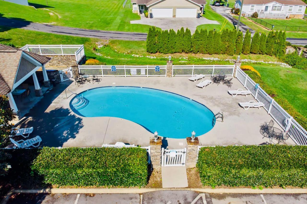 Home With Community Pool - 2 Miles To The Island! Pigeon Forge Exteriör bild