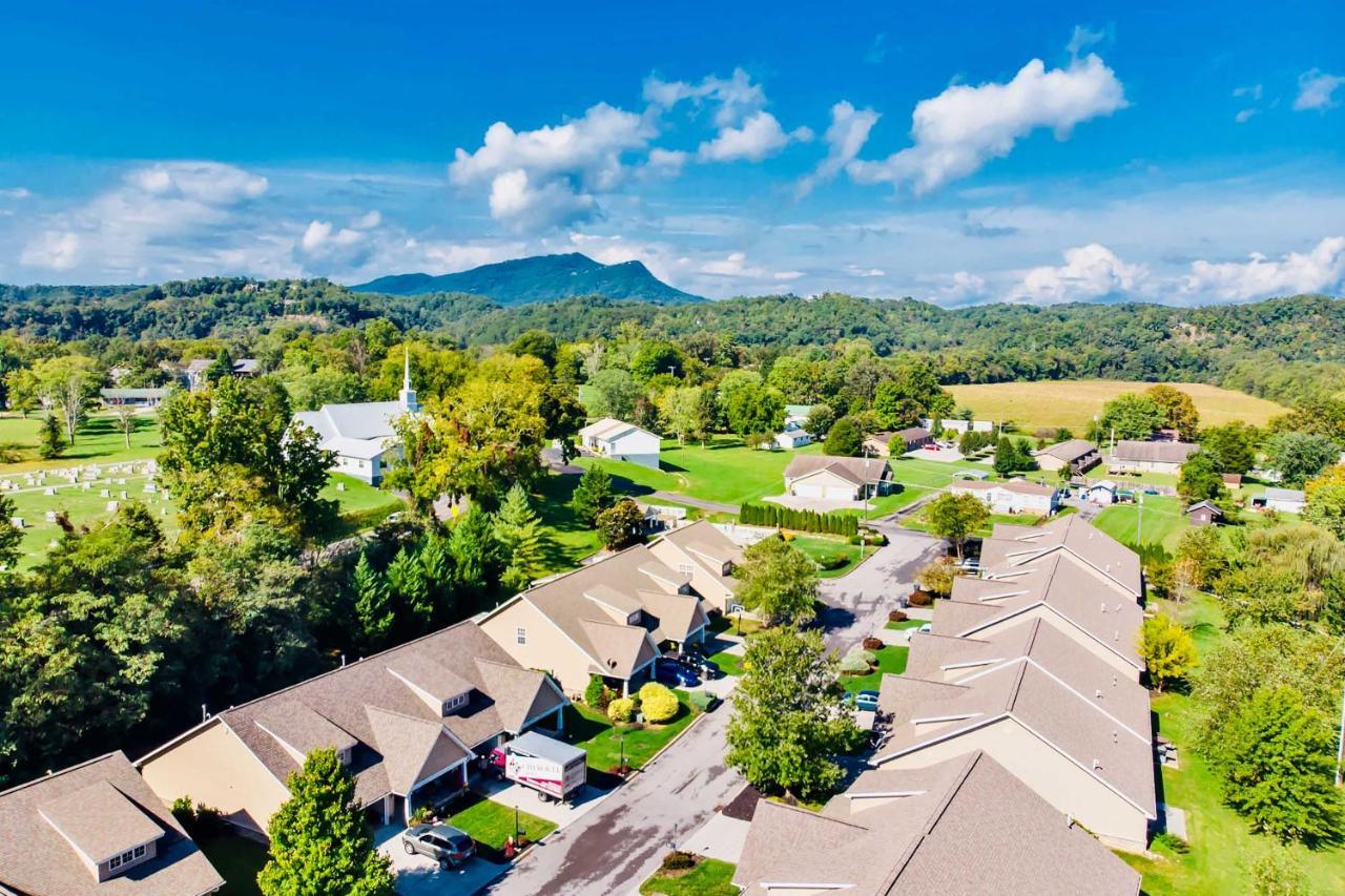 Home With Community Pool - 2 Miles To The Island! Pigeon Forge Exteriör bild