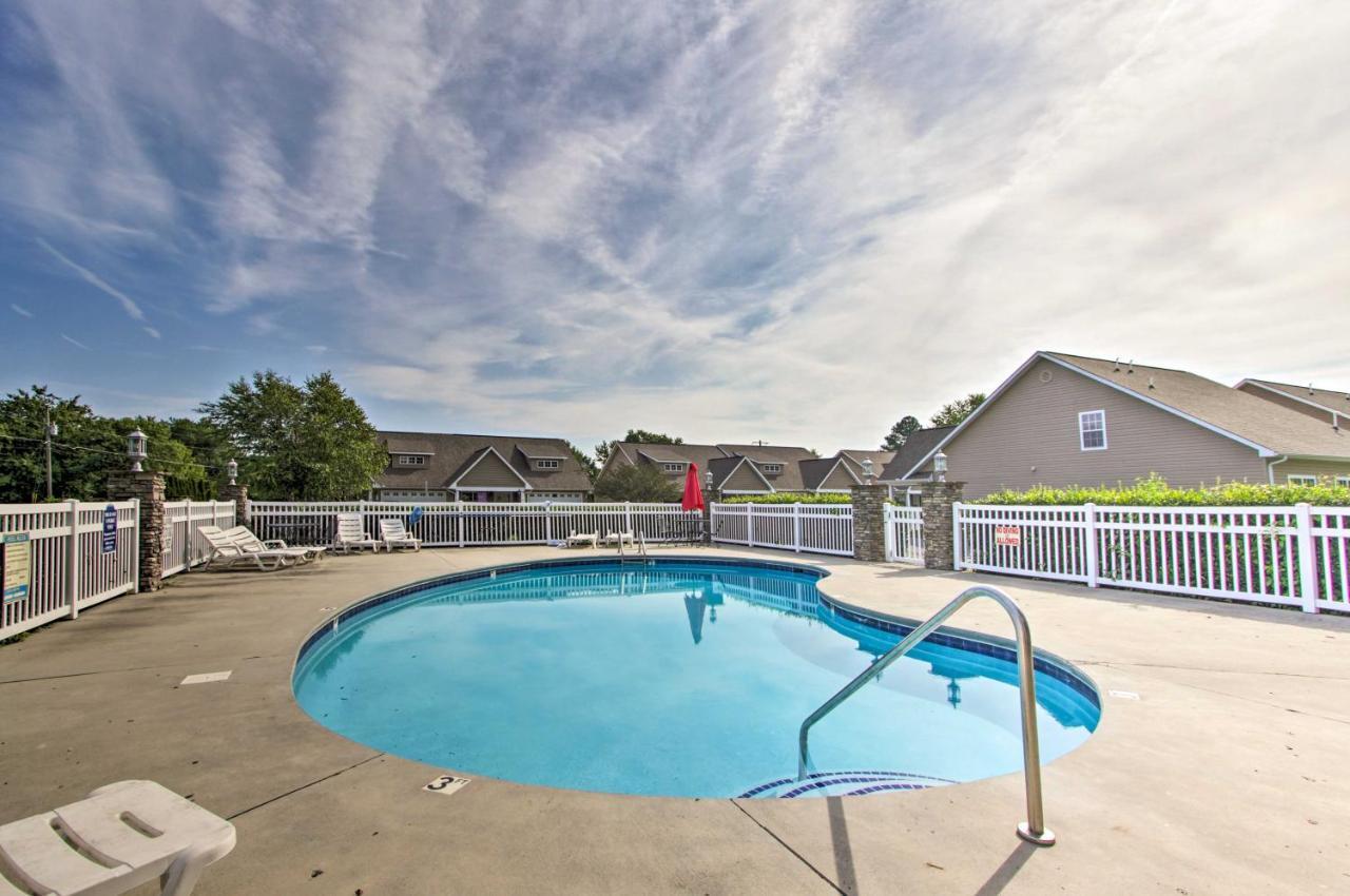 Home With Community Pool - 2 Miles To The Island! Pigeon Forge Exteriör bild