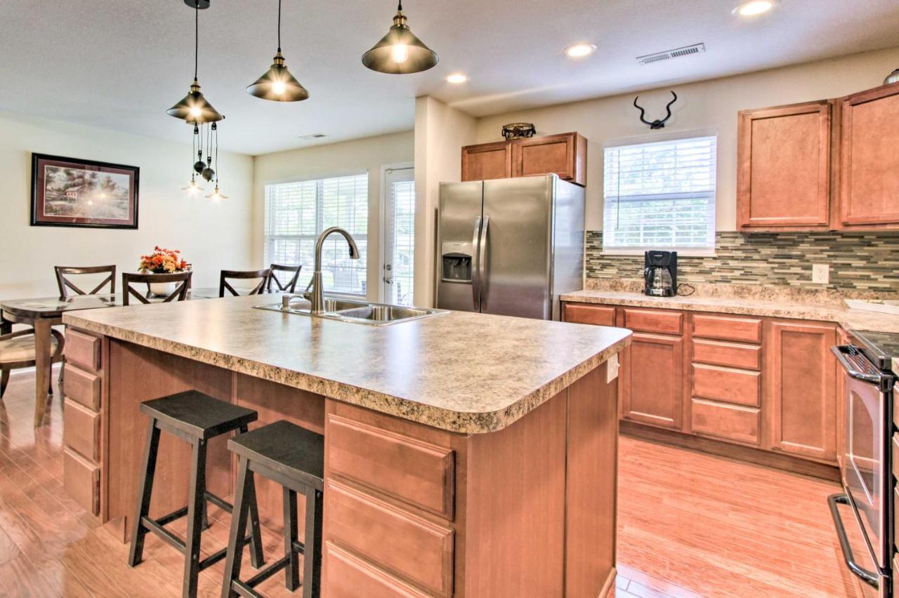 Home With Community Pool - 2 Miles To The Island! Pigeon Forge Exteriör bild
