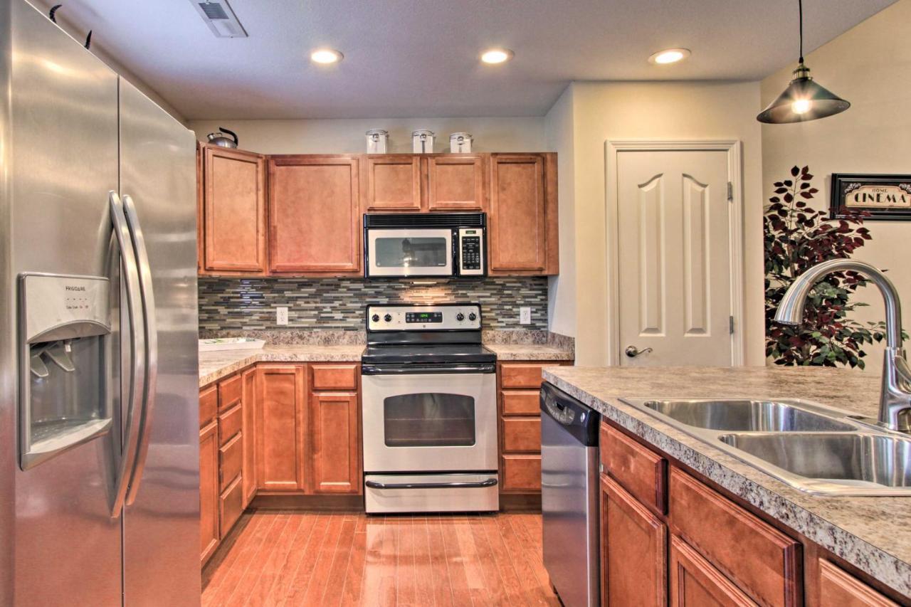 Home With Community Pool - 2 Miles To The Island! Pigeon Forge Exteriör bild